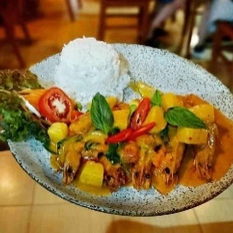 Fried Prawns in Red Curry Sauce